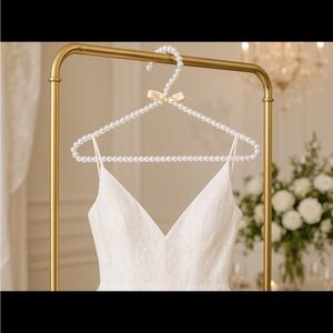 Bridal: wedding dress pearl hanger to take nice photos